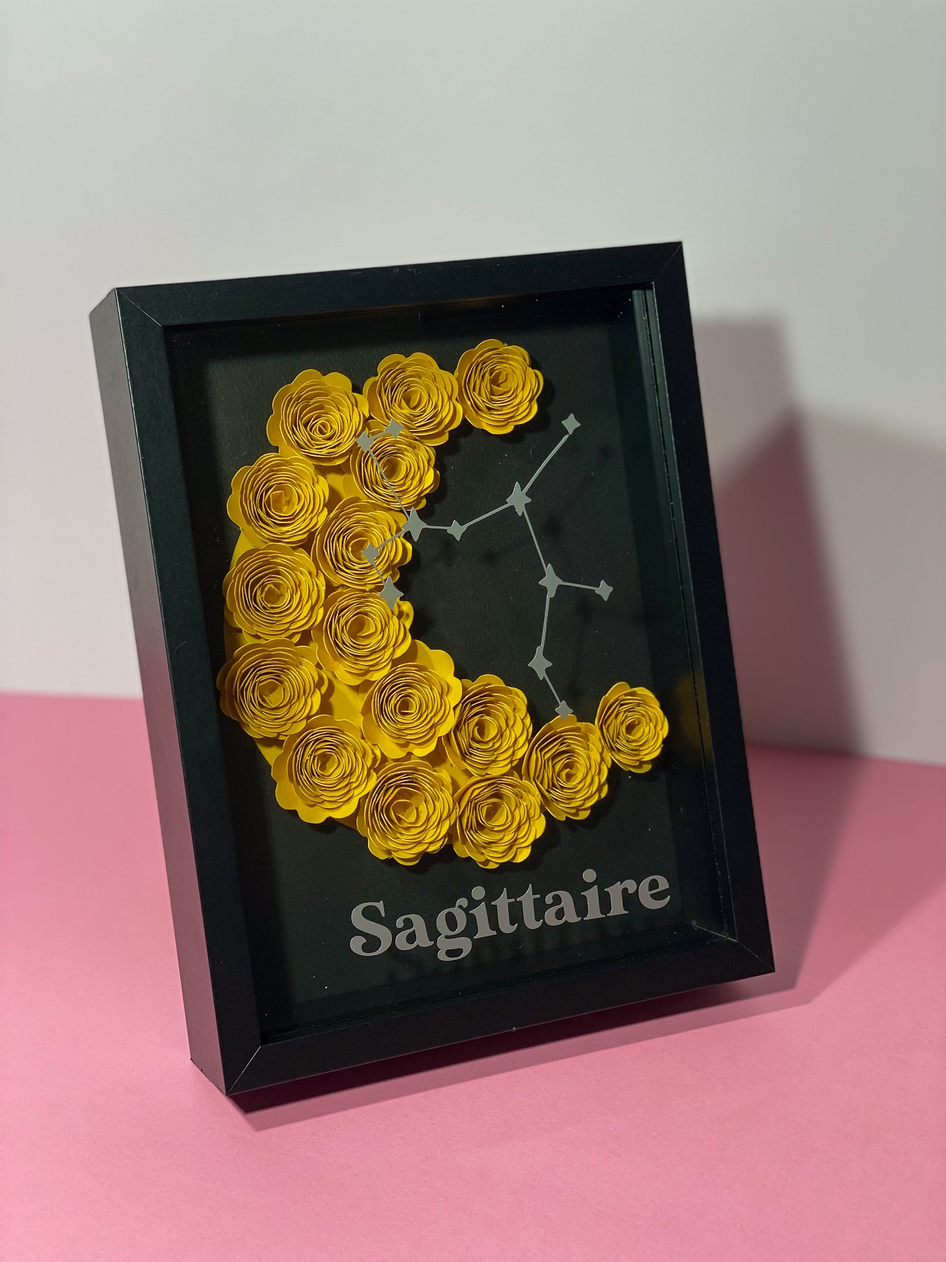 Cadre 3D personnalisé avec des fleurs roulé a la main sur le thème de l'astrologie  